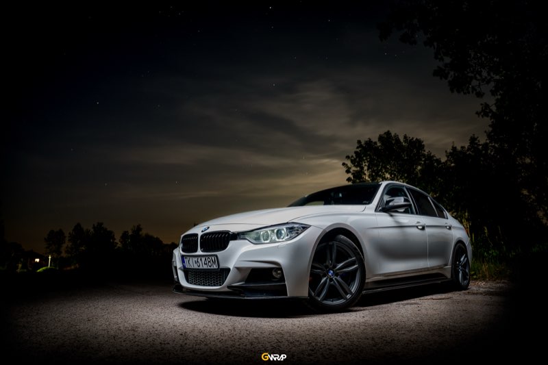 BMW serii 3 F30 w kolorze bialym po korekcie lakieru i autodetailingu - nocna fotografia, realizacja GWrap Kielce