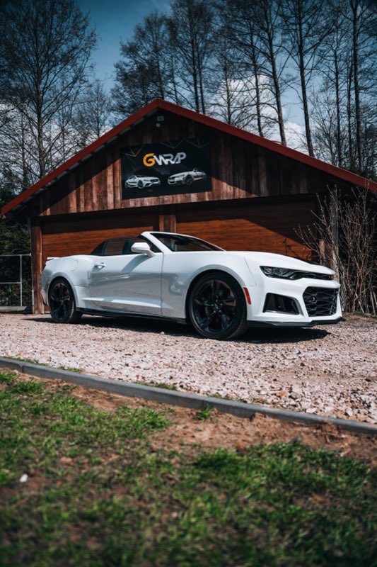 Bialy Chevrolet Camaro ZL1 kabriolet po detailingu przed siedziba studia GWrap w Przyjmo kolo Kielc