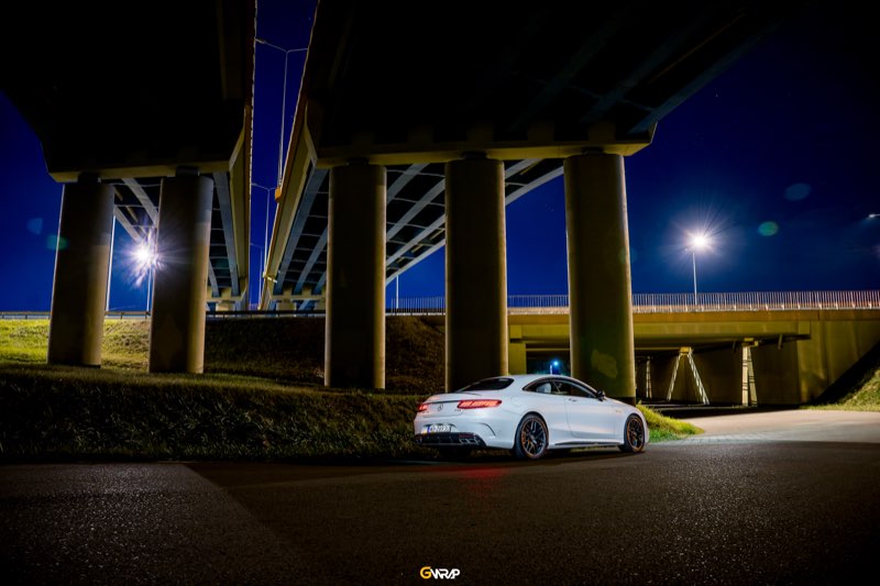Bialy Mercedes-AMG S63 Coupe z folia ochronna PPF - sesja nocna pod mostem, realizacja GWrap Kielce