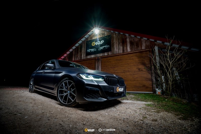 Czarne BMW serii 5 G30 zabezpieczone folia ochronna PPF - nocna sesja przed studiem GWrap, okolice Kielc