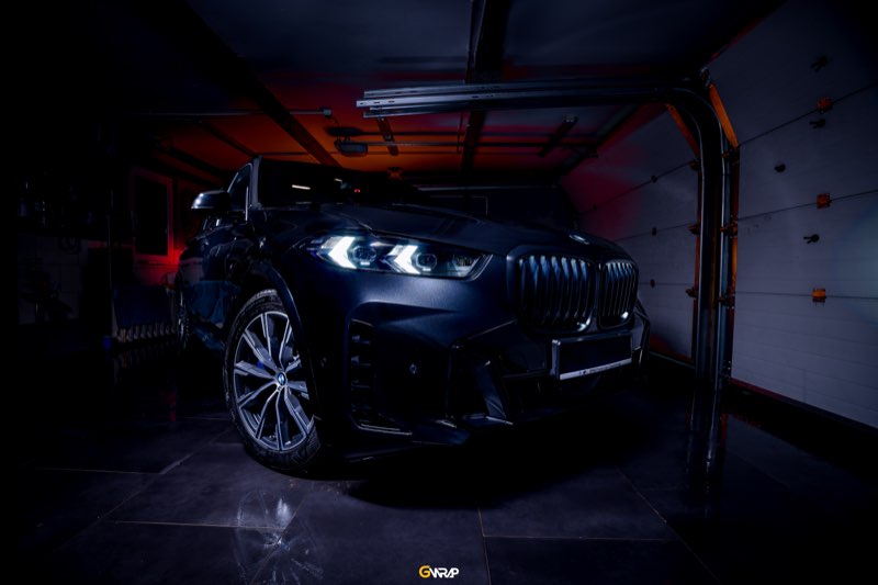 Czarny BMW X5 z folia ochronna PPF w kabinie studia GWrap - profesjonalna aplikacja folii, Kielce i okolice