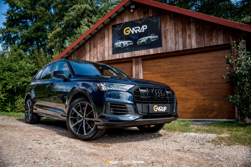 Granatowe Audi Q7 zabezpieczone folia ochronna PPF przed budynkiem studia GWrap w Przyjmo, okolice Kielc