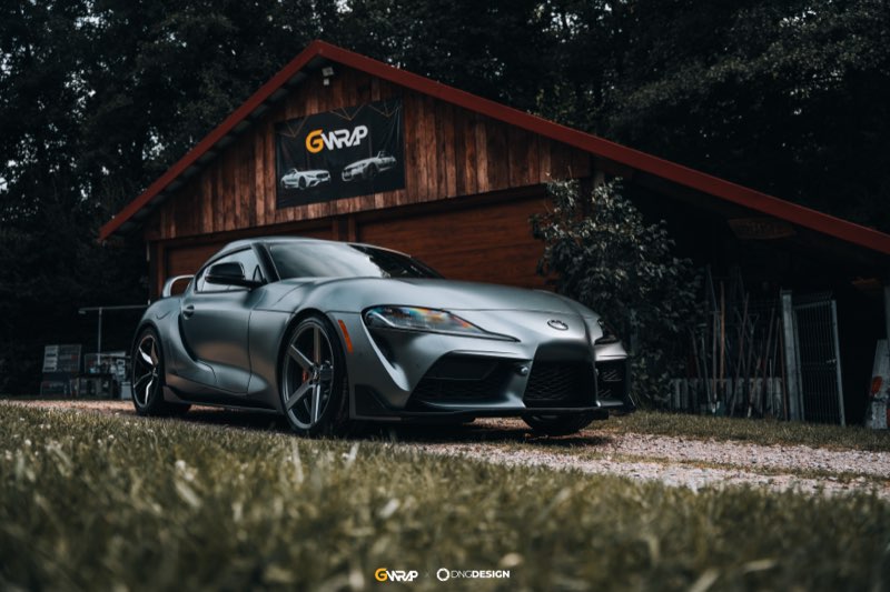 Toyota Supra A90 w kolorze szarym z folia ochronna PPF przed siedziba GWrap w Przyjmo kolo Kielc