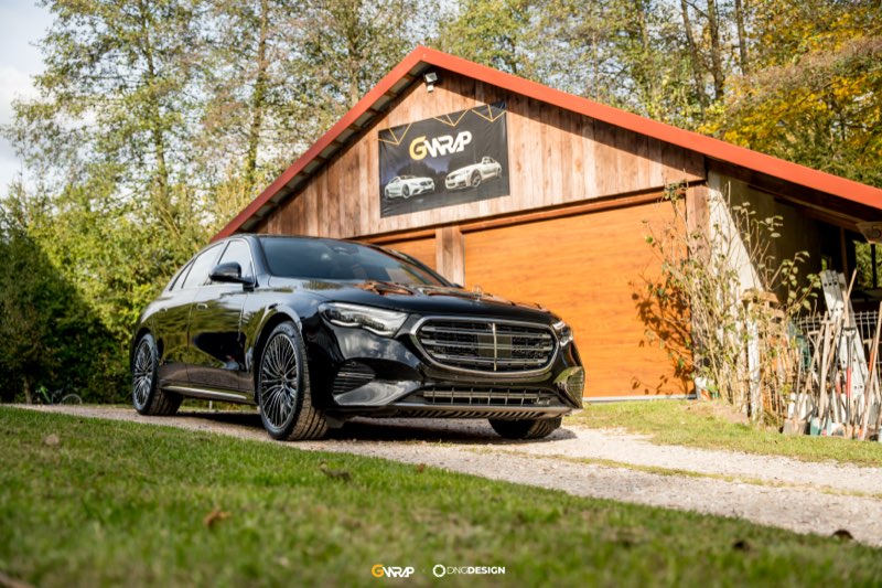 Czarny Mercedes-Benz klasy S z folia ochronna PPF przed siedziba GWrap - ochrona lakieru premium, Przyjmo k. Kielc