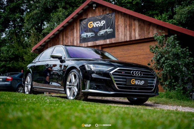 Czarne Audi A8 z folia ochronna PPF na lakier przed budynkiem studia GWrap w Przyjmo, okolice Kielc