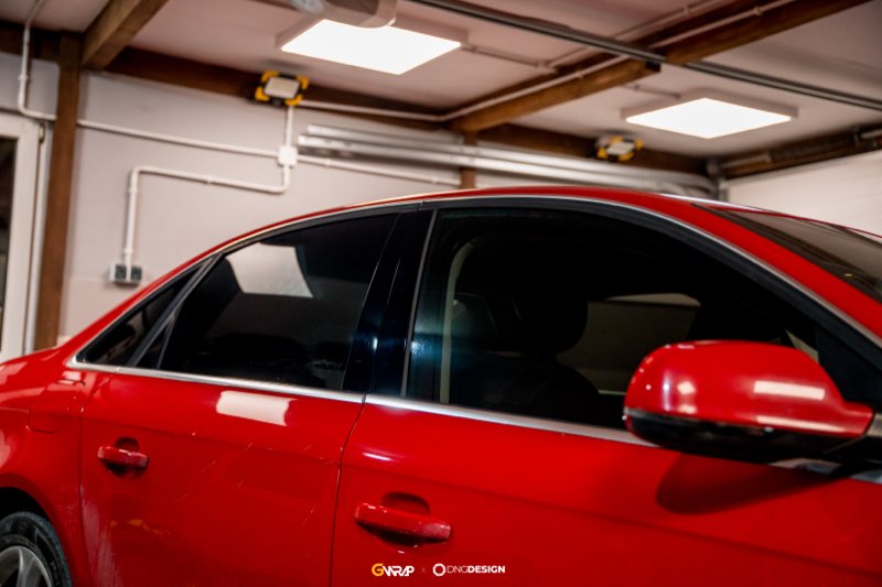 Czerwone Audi A3 z profesjonalnie przyciemnionymi szybami bocznymi - przyciemnianie szyb GWrap, Kielce i okolice