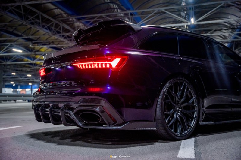 Audi RS6 Avant w ciemnofioletowej folii - zmiana koloru auta, oklejanie GWrap, tyl pojazdu z podswietlanymi lampami