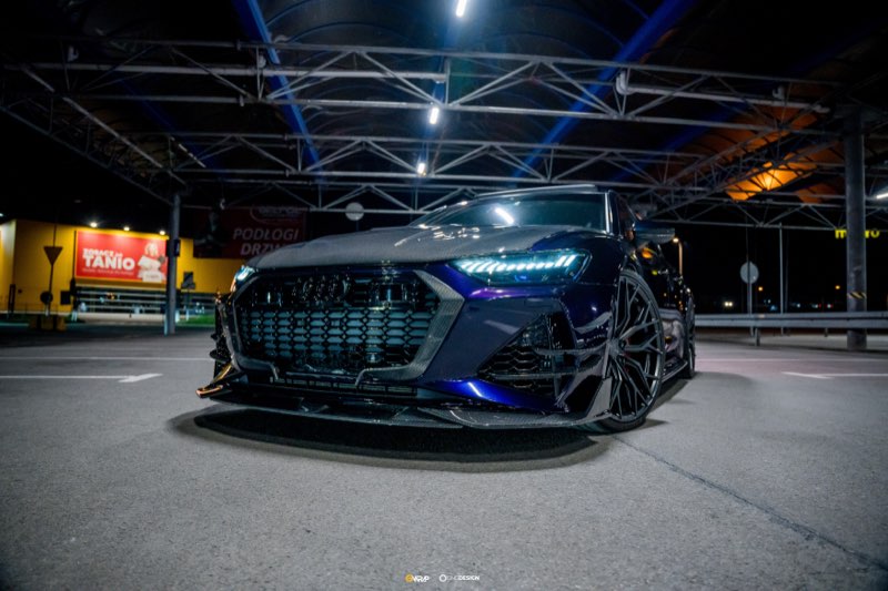 Audi RS6 Avant oklejone ciemnofioletowa folia z widokiem na przod - zmiana koloru samochodu GWrap Kielce